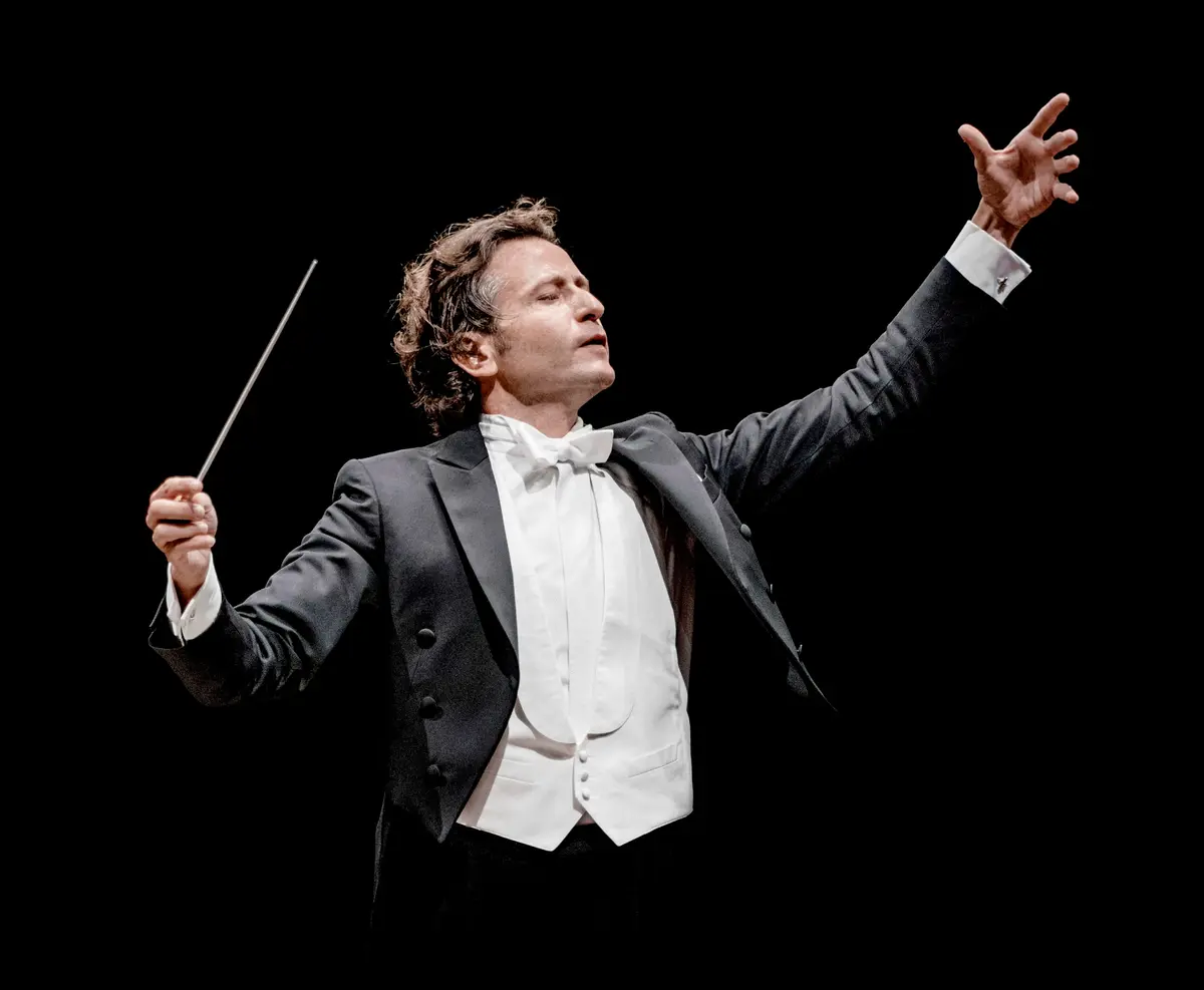 Gustavo Gimeno dirige la Filarmonica della Scala nella Prova Aperta a sostegno del progetto "Adulti domani"