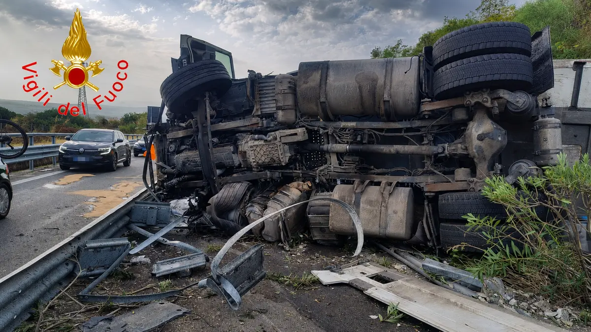 Incidente sull’A2 tra Frascineto e Sibari, autoarticolato si ribalta e conducente ferito