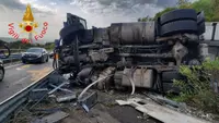 Incidente sull’A2 tra Frascineto e Sibari, autoarticolato si ribalta e conducente ferito