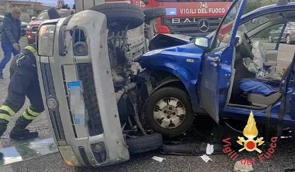 Schianto tra due auto a Lamezia Terme, una si ribalta: feriti un uomo e una coppia di anziani