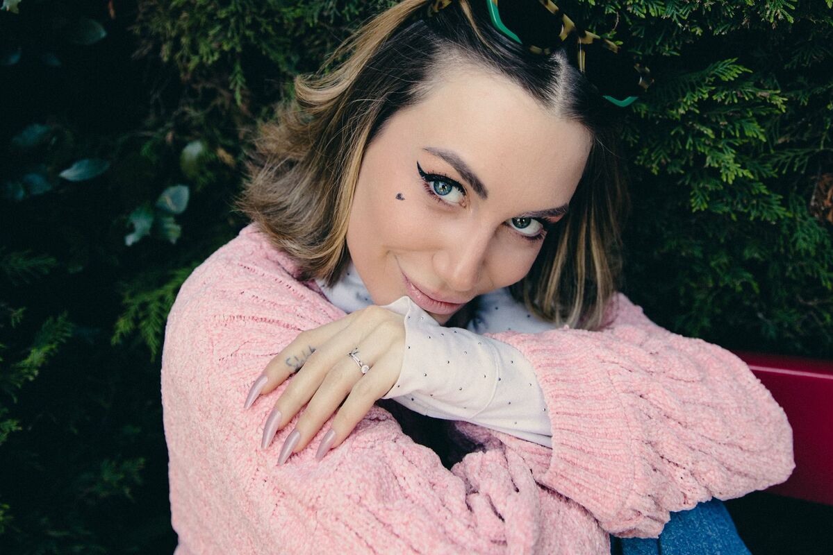 Nikita, dopo l’attacco ischemico che ha cambiato il suo sguardo sulla vita, sceglie la musica per rinascere e dirsi “Son Questa”