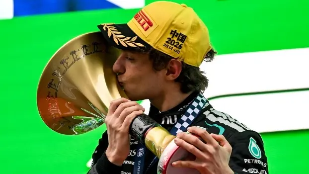 Kimi Antonelli vince il GP di Cina 2026: impresa Mercedes, primo podio Ferrari per Hamilton