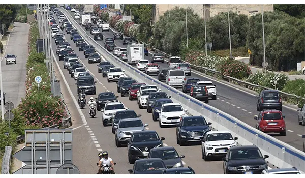 Esodo estivo 2025: primo bollino nero per le strade italiane, traffico intenso verso mare, montagna e confini