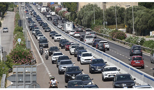 Esodo estivo 2025: primo bollino nero per le strade italiane, traffico intenso verso mare, montagna e confini