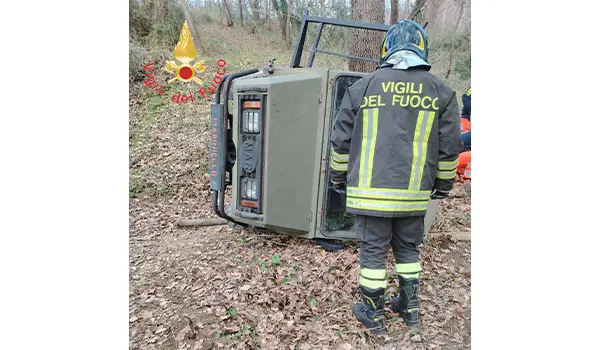Incastrato sotto un mezzo agricolo a Cetraro: salvato dai Vvf
