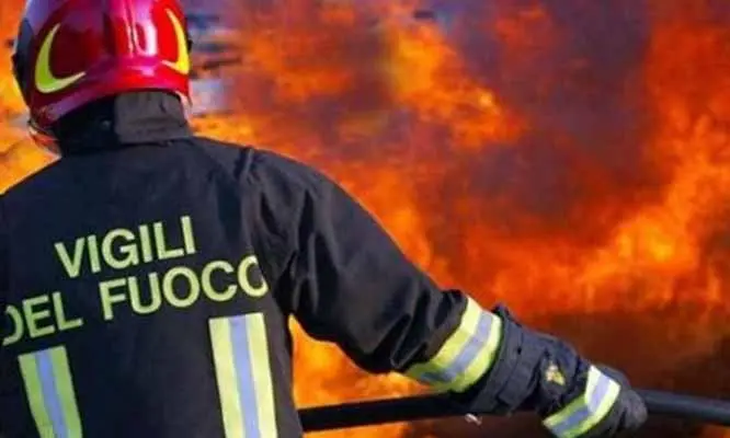 Incendio doloso a Taviano: distrutti undici furgoni nel deposito della società “La Sorgente”