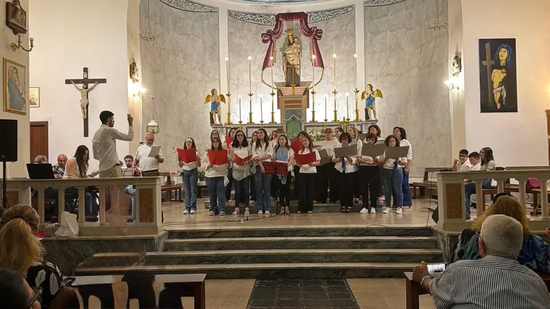 SALVE, REGINA: un viaggio musicale nella vita della Vergine Maria tra fede, preghiera e comunità