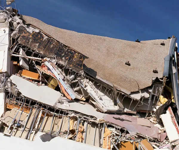 Crolla un palazzo a Casoria: tragedia evitata alle porte di Napoli