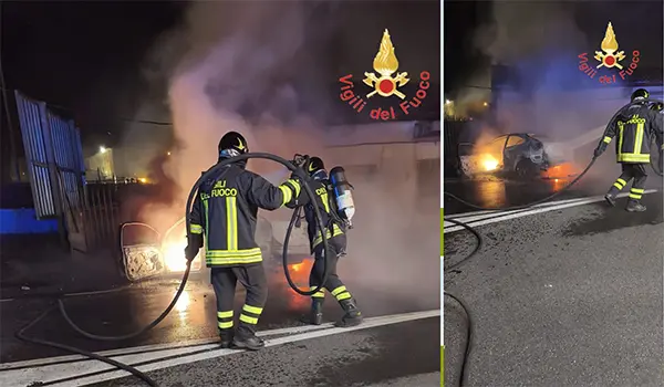 Catanzaro, auto prende fuoco dopo un incidente in viale Magna Grecia. Video