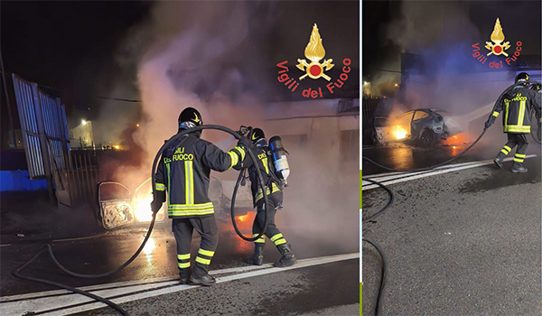 Catanzaro, auto prende fuoco dopo un incidente in viale Magna Grecia. Video