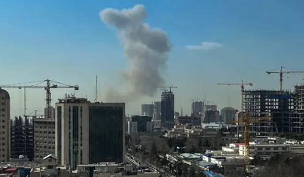 Israele lancia un attacco preventivo contro l’Iran: sirene a Gerusalemme, fumo su Teheran