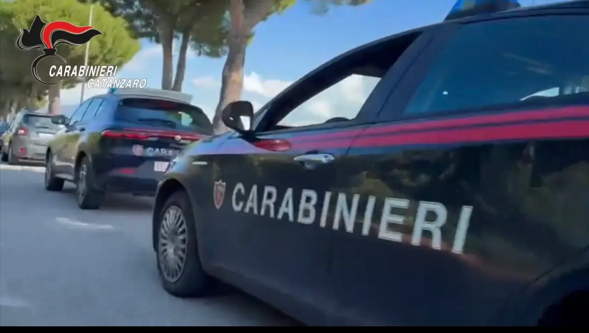 Inseguimento sulla tangenziale di Reggio Emilia, sperona i carabinieri e tenta di investirli