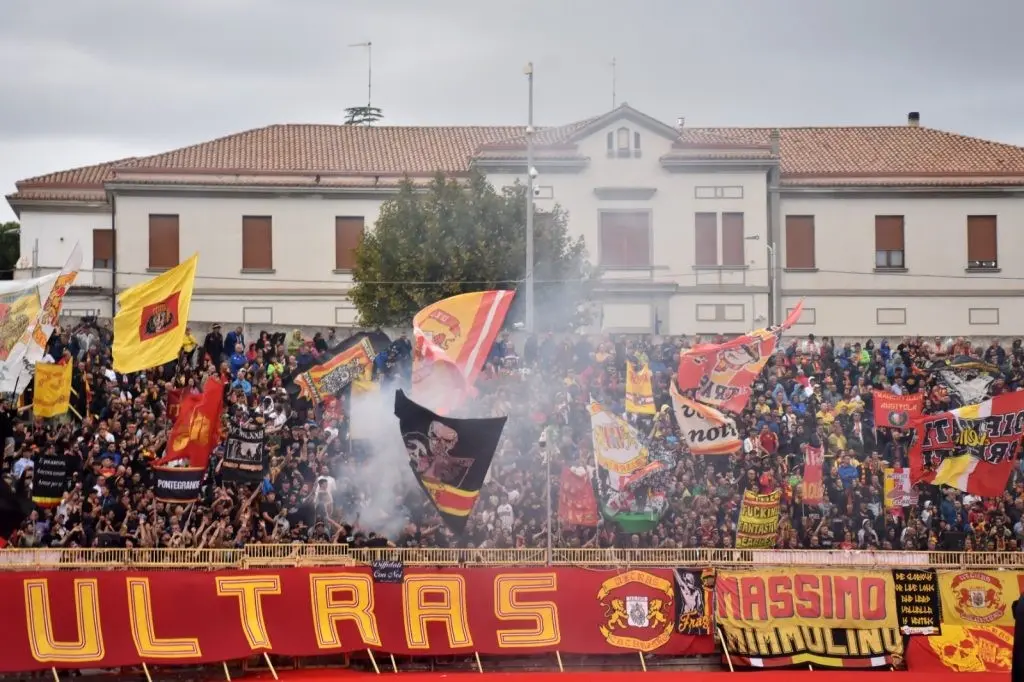 Calcio e sociale, raccolta di beni di prima necessità da parte dei tifosi del Catanzaro