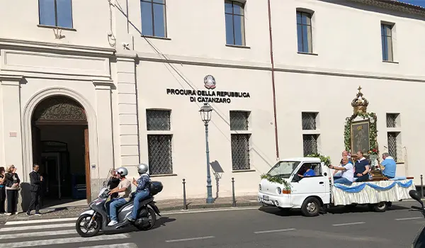 Catanzaro, sosta di preghiera della Madonna di Porto davanti alla Procura