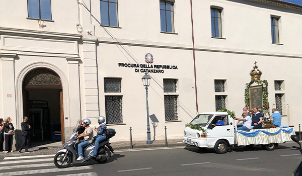 Catanzaro, sosta di preghiera della Madonna di Porto davanti alla Procura