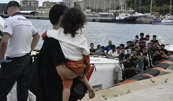 Sbarco di Migranti a Crotone: salvate 98 persone, tra cui 16 bambini