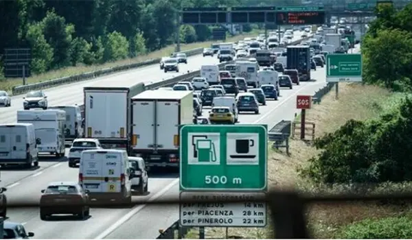Traffico da bollino rosso nel weekend: oltre 12 milioni di spostamenti sulle strade italiane