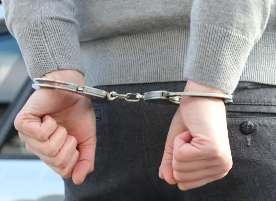 Minaccia e intimidisce un imprenditore per fermare i lavori su un bene confiscato: arrestato per estorsione