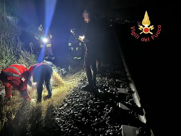     Lamezia Terme, soccorso dei VVF sui binari nella notte: giovane trasferito d’urgenza in ospedale