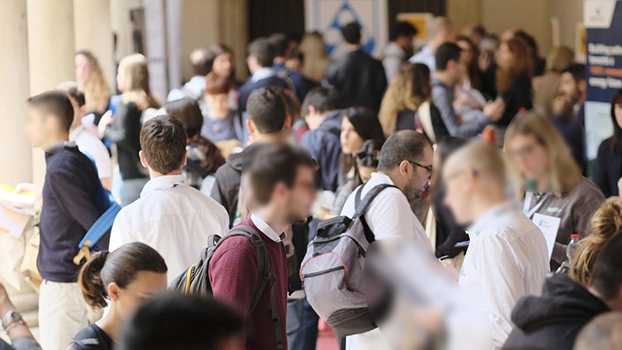 Giovani bocciano l'Italia: stipendi bassi e poche opportunità frenano il futuro