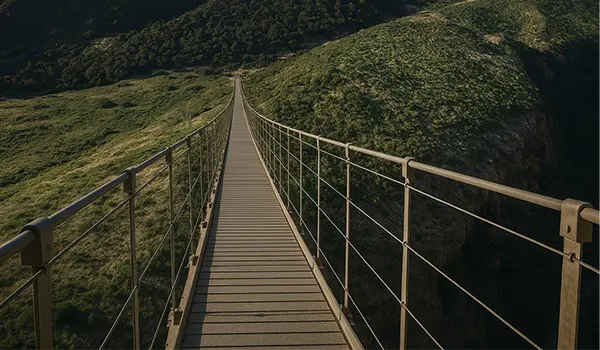 Ponte tibetano di Zagarise su Timpe Rosse: un nuovo simbolo del turismo naturalistico in Calabria