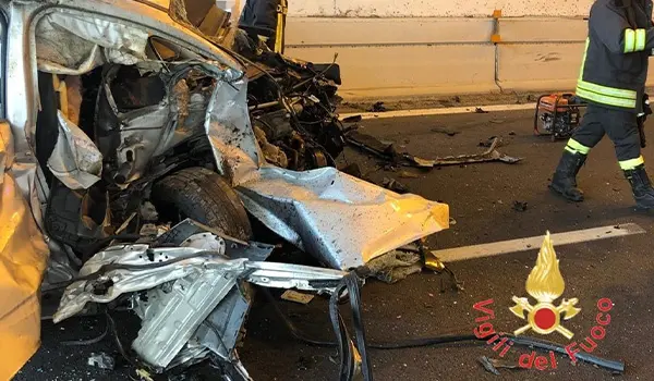 Tragedia sulla SS106 VarB: un morto nello schianto contro la galleria intervento dei Vvf