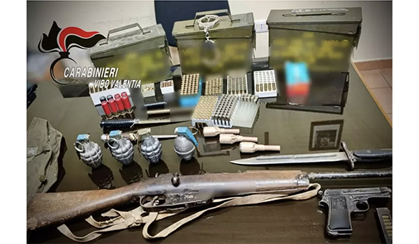 Zungri, scoperto arsenale in casa: 77enne arrestato dai Carabinieri