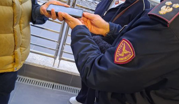 La Polizia ferroviaria restituisce un cellulare rubato: identificato e denunciato il responsabile
