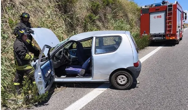 Incidente sulla SS106 Var/A all’altezza di Catanzaro Ovest: Fiat Seicento si ribalta, giovane ferito