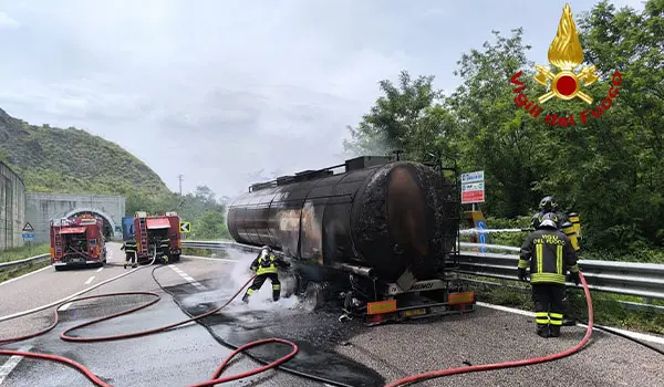 Autotreno in fiamme sull'A2 a San Mango d’Aquino: intervento dei Vvf