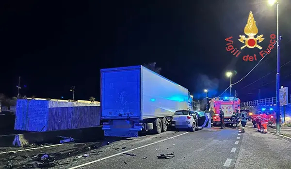 Incidente mortale sulla SS18 a Falerna: scontro tra auto e tir, strada chiusa per ore
