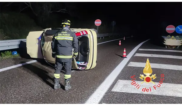 Incidente sulla SS106 Var/A a Copanello: auto si ribalta nella notte, un ferito