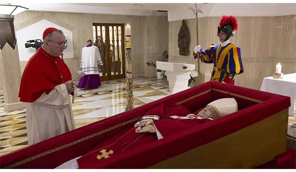 Papa Francesco, diffusa la prima foto della salma: rosario tra le mani e mitra sul capo (VIdeo)