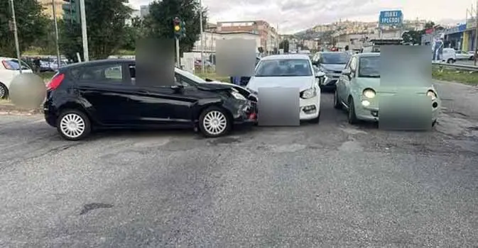 Catanzaro, incidente stradale in via Lucrezia della Valle: traffico rallentato ma nessun ferito