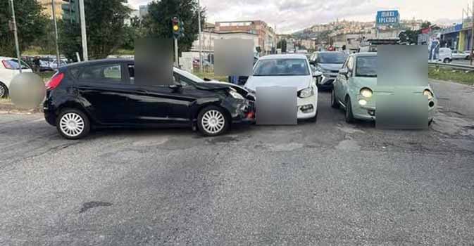 Catanzaro, incidente stradale in via Lucrezia della Valle: traffico rallentato ma nessun ferito