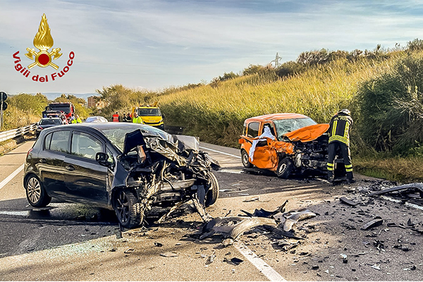 Tragico incidente sulla SS283: un morto e due feriti. Intervento dei Vvf