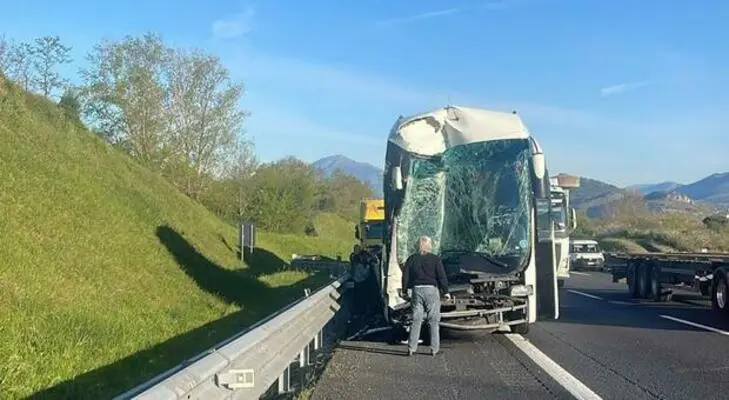 Scontro tra scuolabus e tir sull’A1: tanta paura ma nessun ferito grave tra i bambini