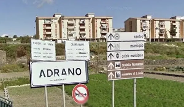  Adrano, pregiudicato si barrica in casa e lancia oggetti in strada: feriti due agenti