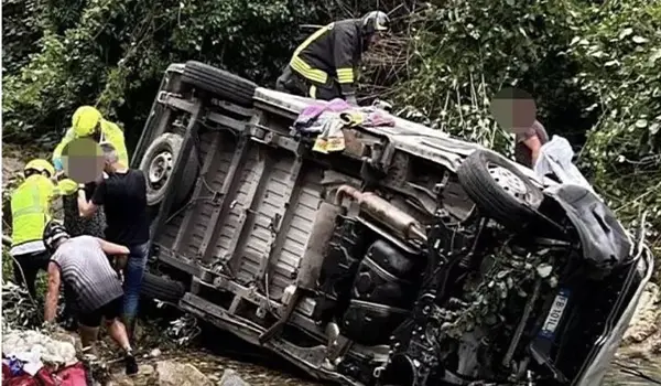 Recoaro Terme, drammatico incidente: pulmino con disabili precipita in un torrente, otto feriti