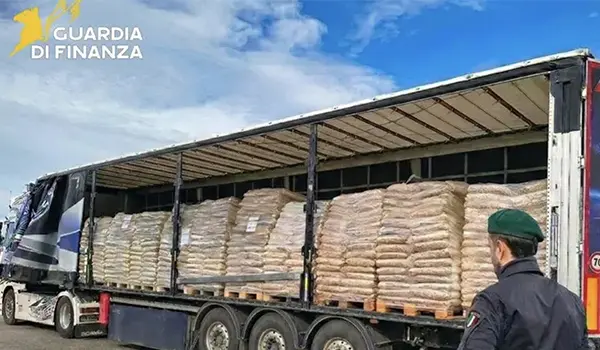 Maxi sequestro di pellet non sicuro in Calabria: oltre 250 tonnellate bloccate dalla Guardia di Finanza