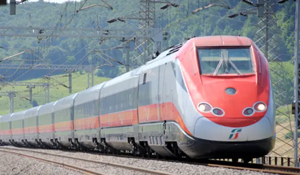 Treno trancia i cavi elettrici: caos sulla linea adriatica tra Giulianova e Pescara
