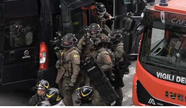 Rapina in banca a Napoli ostaggi liberati e fuga nei sotterranei il mistero del colpo in piazza Medaglie d’Oro