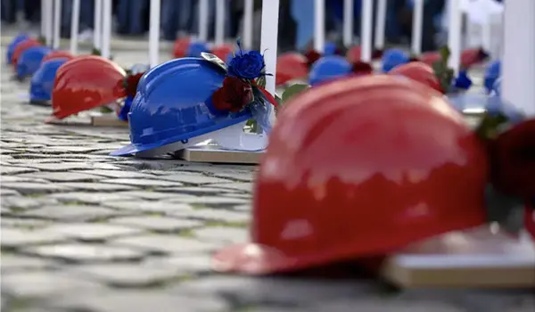Tragedia sul lavoro a Napoli: tre operai morti dopo la caduta da un montacarichi al Vomero