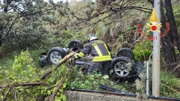 Incidente su Viale De Filippis: Suzuki si ribalta, intervento dei Vvf