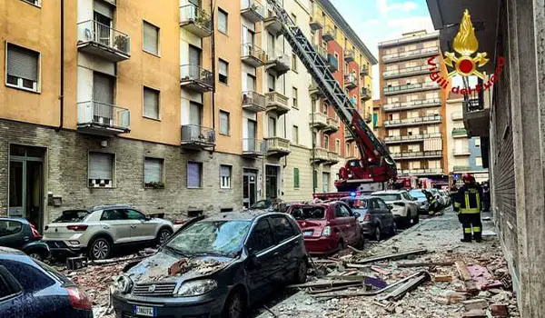 Tragedia nella notte a Torino: esplosione in una palazzina, un morto e cinque feriti