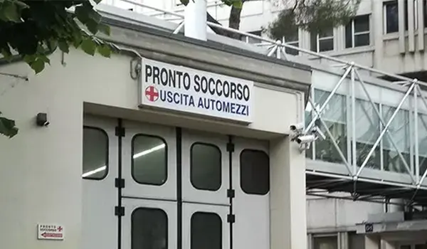Emergenza pronto soccorso a Senigallia: paziente oncologico costretto a sdraiarsi a terra per ore