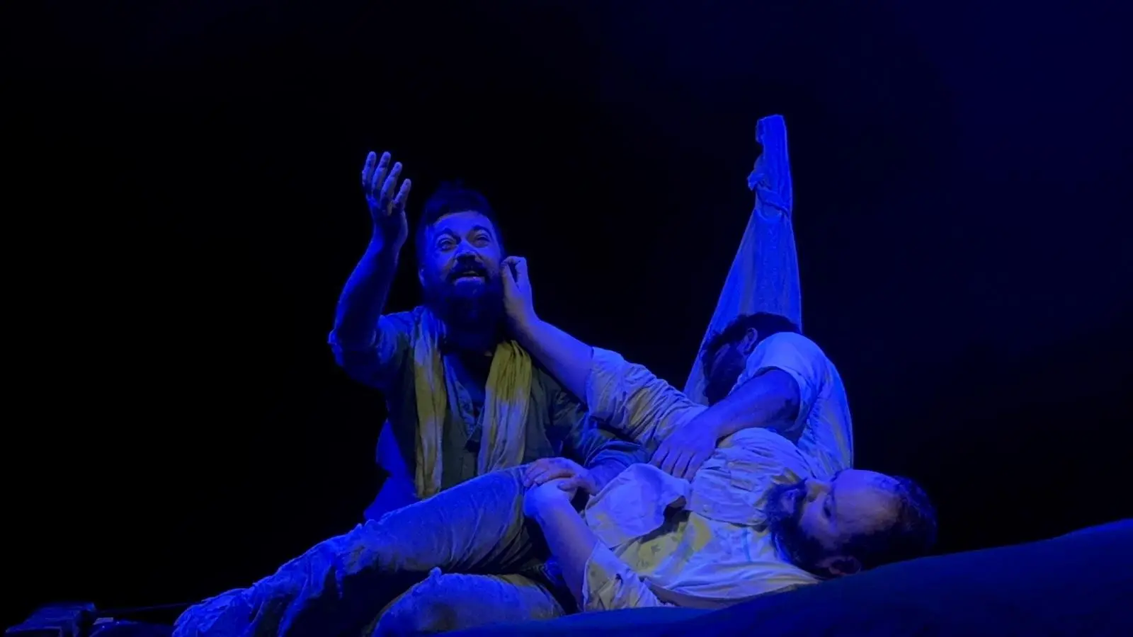 La compagnia della Pigna scuote le coscienze con “La Zattera” al Teatro Gambaro di San Fili