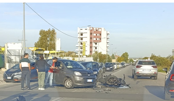 Incidente tra auto e moto su Viale Crotone a Catanzaro: traffico rallentato