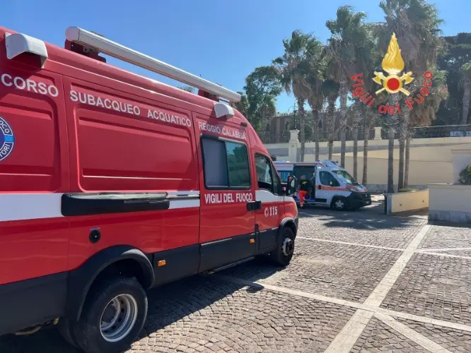 Vvf salvano un bagnante a Reggio Calabria