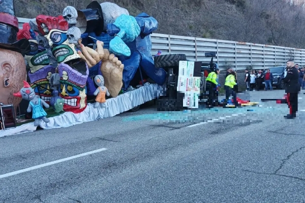 Carro di Carnevale si ribalta sulla SS 238 a Santa Caterina Albanese: ragazza grave trasportata in elisoccorso